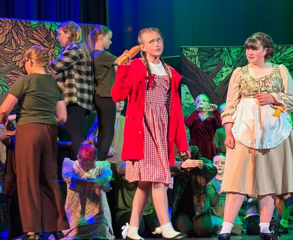 Into the Woods - A1 STAGE - POP-UP FLATS 2.3m high - PHOTOS - 32