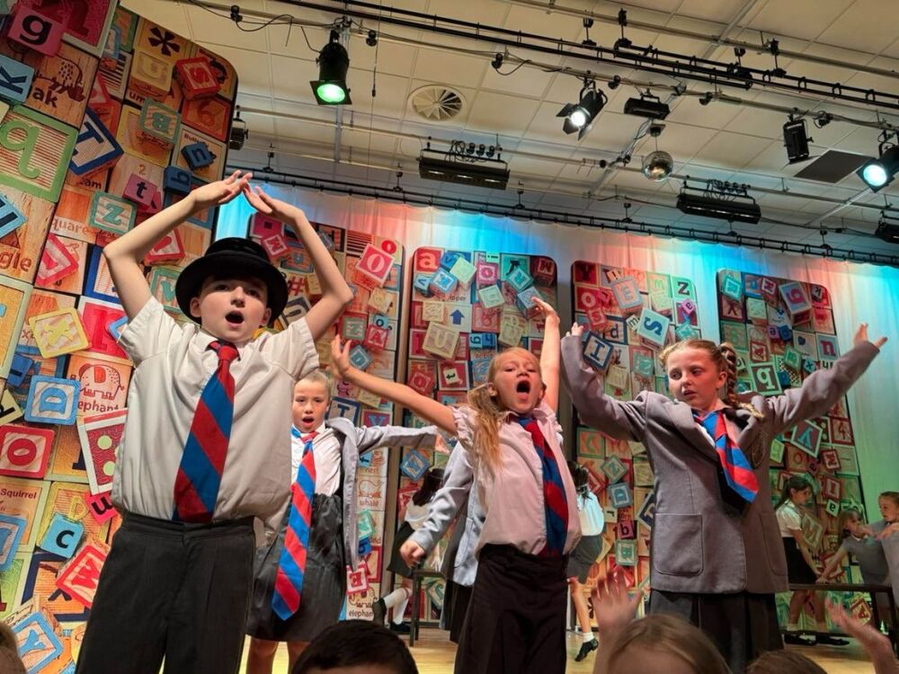 Matilda - A1 STAGE - POP-UP FLATS 3.5m high - PHOTOS - 55