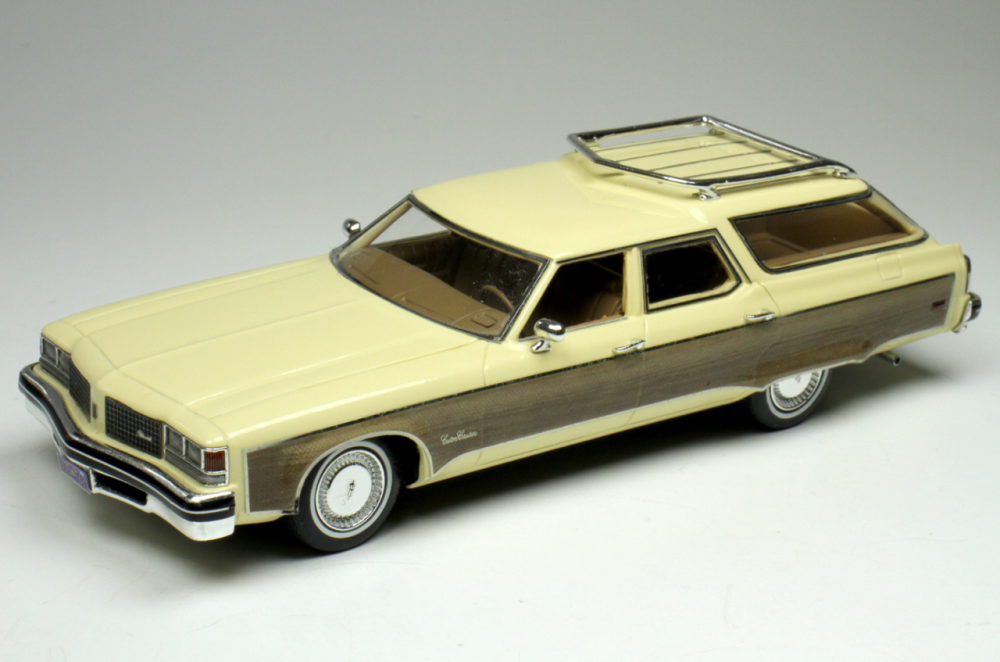 1 1976 OLDSMOBILE CUSTOM CRUISER, CREAM GOLD.