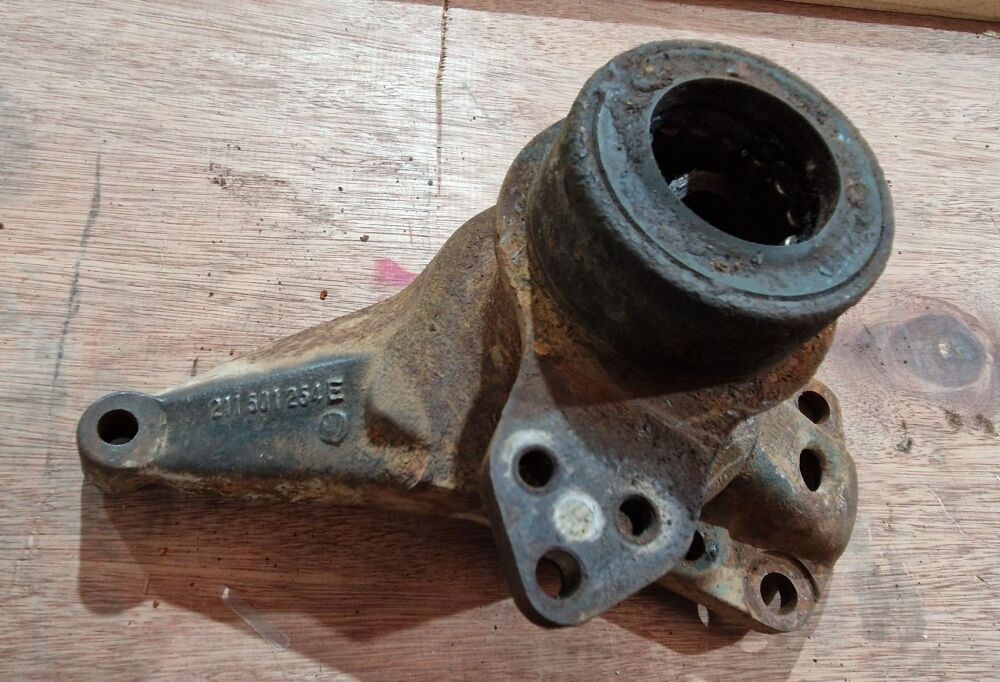 Rear Hub Carrier, 72-79. Wheel Bearing Housing Right 211-501-254E