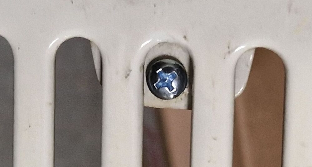 Front Grille Screw 68-79.        N139671