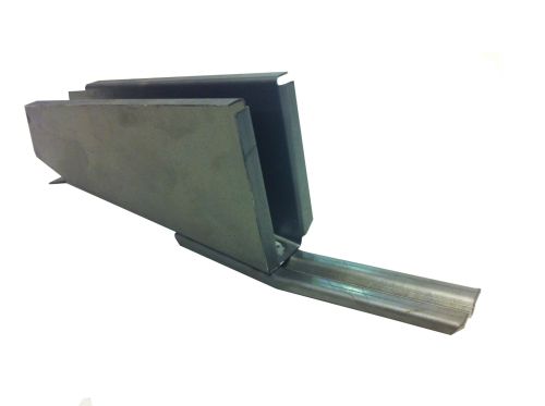 Outrigger, Centre Right 68-79. 211-703-120AR