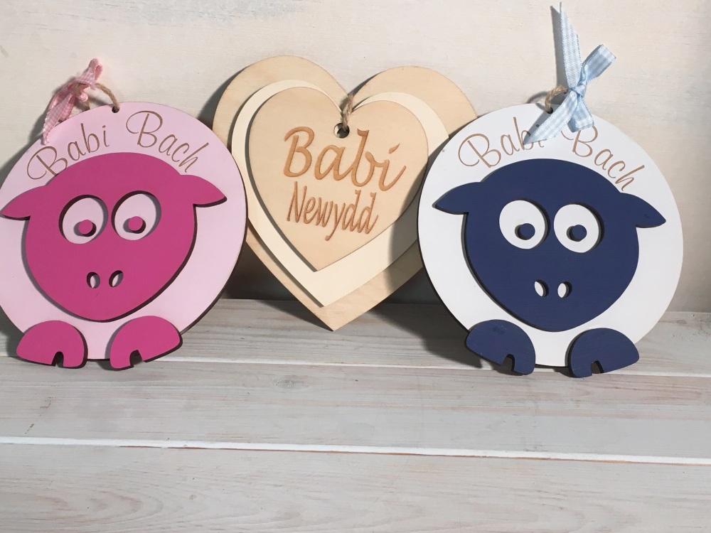 Addurn hongian pren - Babi Newydd / New Baby Wooden Hanging