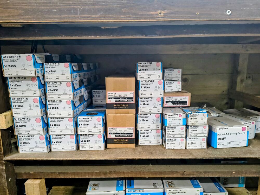 <!-- 0004 -->Boxed BZP Wood screws from