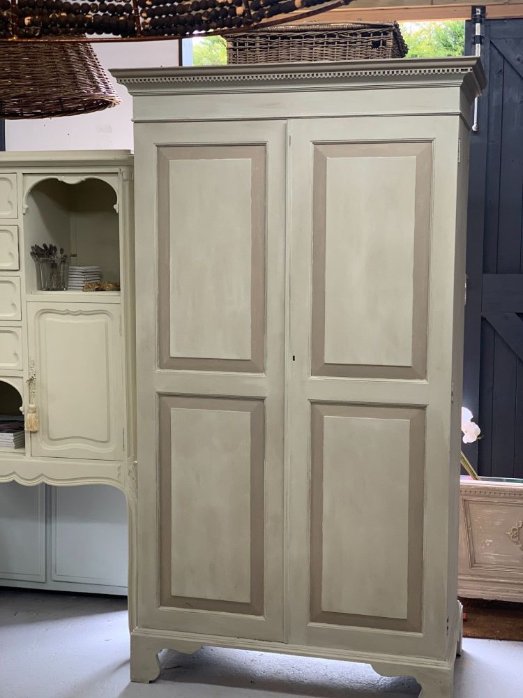 Armoire/linen cupboard/pantry cupboard