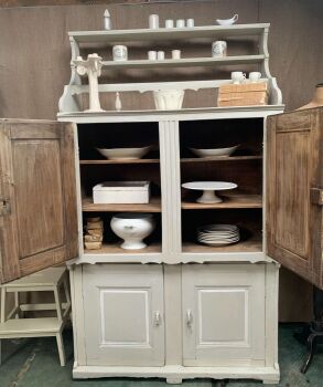 French dresser/cupboard/buffet