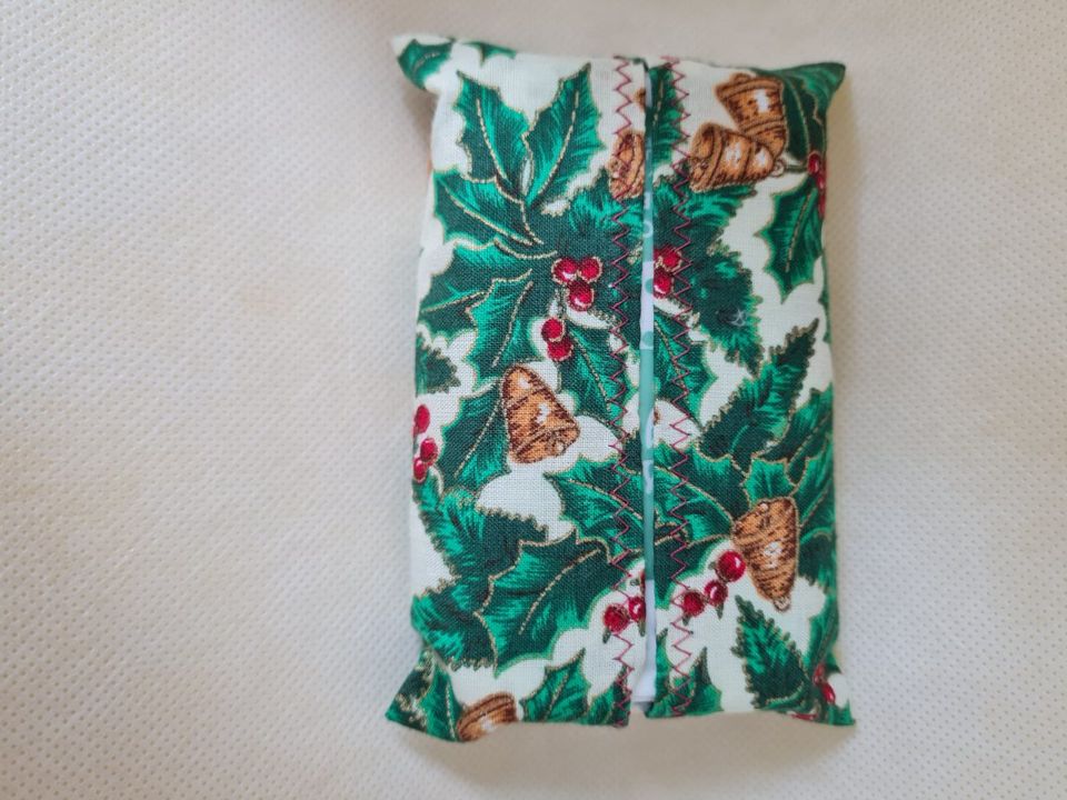 Tissue / handkerchief pouch Holly fabric