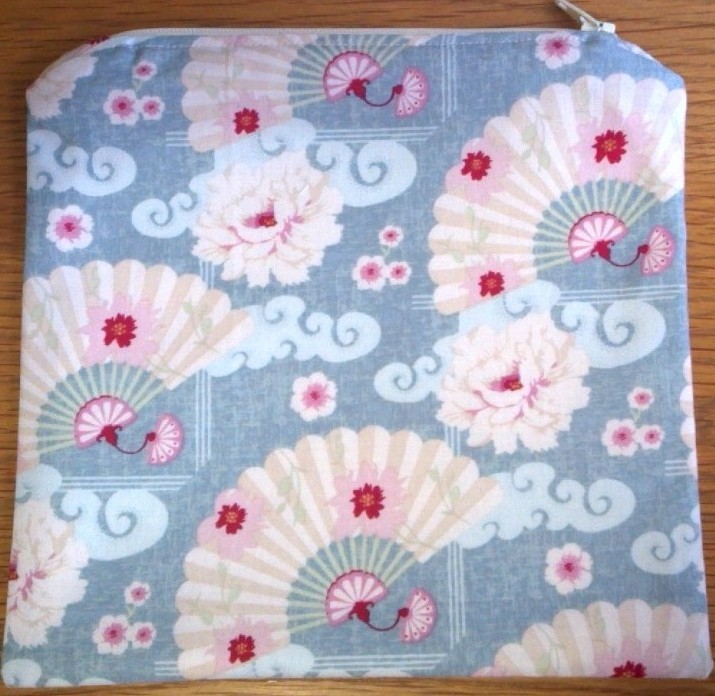 Zipped "Lucy" make up bag in blue 'fans' cotton