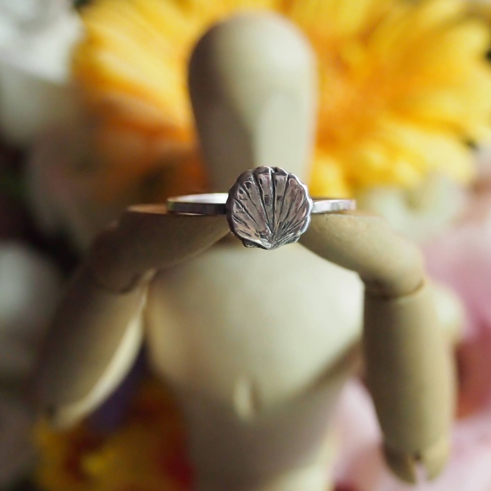 Sterling silver ring with scallop shell