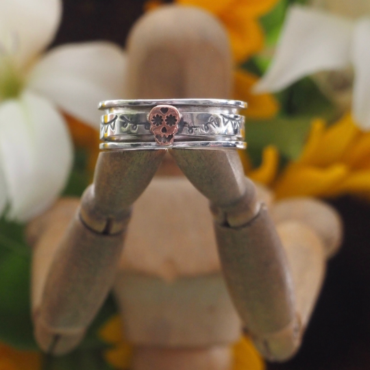 Sterling silver spinner ring with copper sugar skull stamp