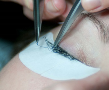 Eyelash extension course and student kit