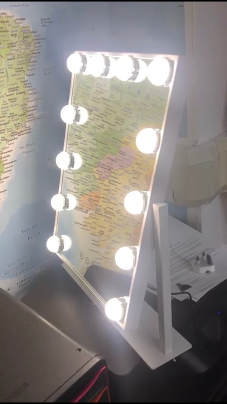 Hollywood Vanity Makeup Mirror - 3 light settings