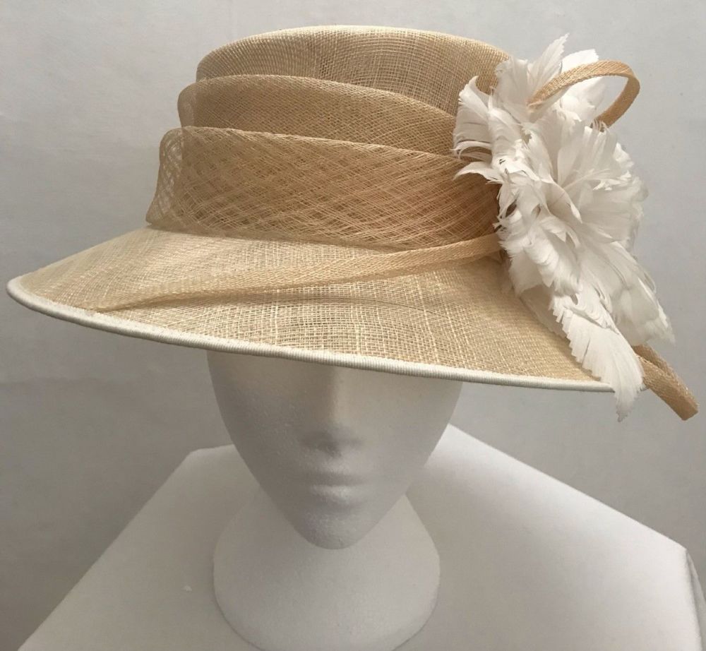 Natural colour hat with white side embellishment