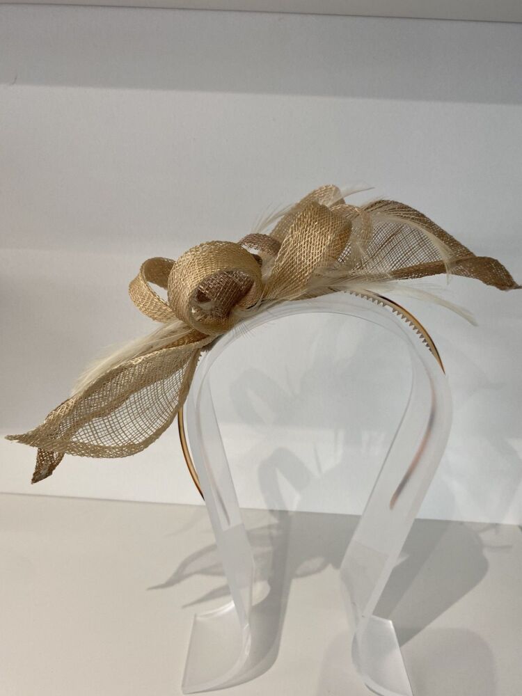 Compact petal and loop fascinator