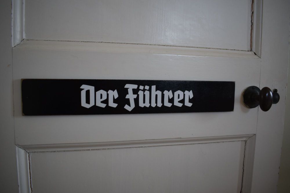 Der Fuhrer door plaque