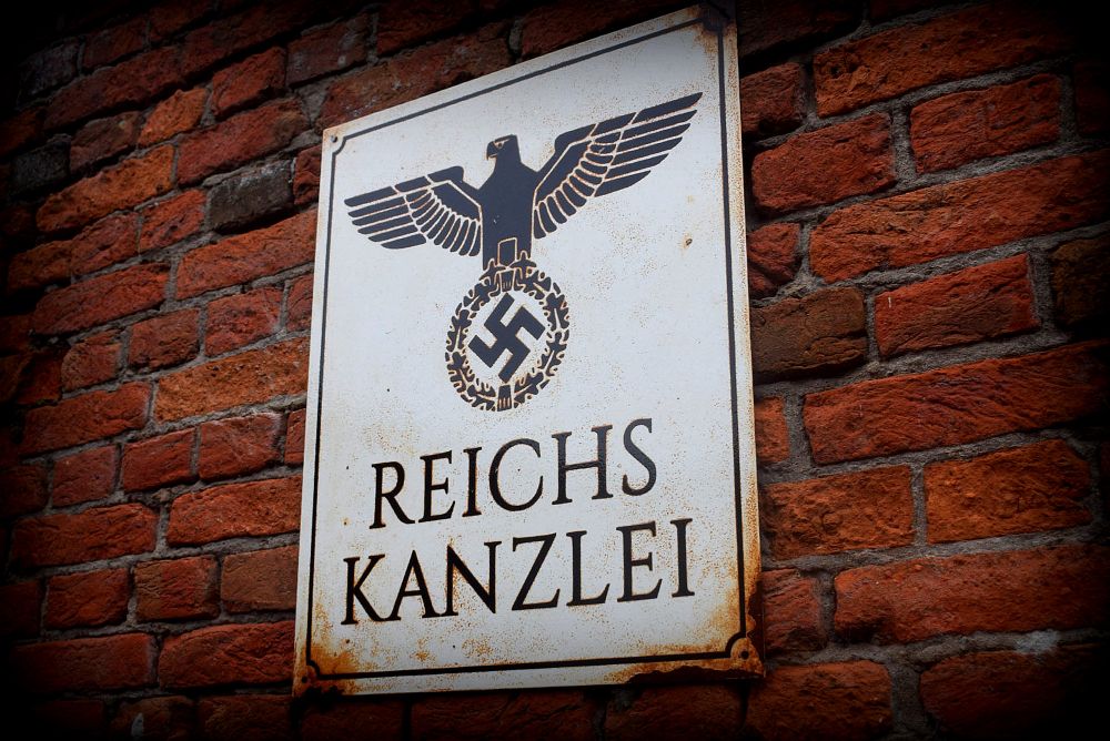 REICHSKANZLEI-WHITE