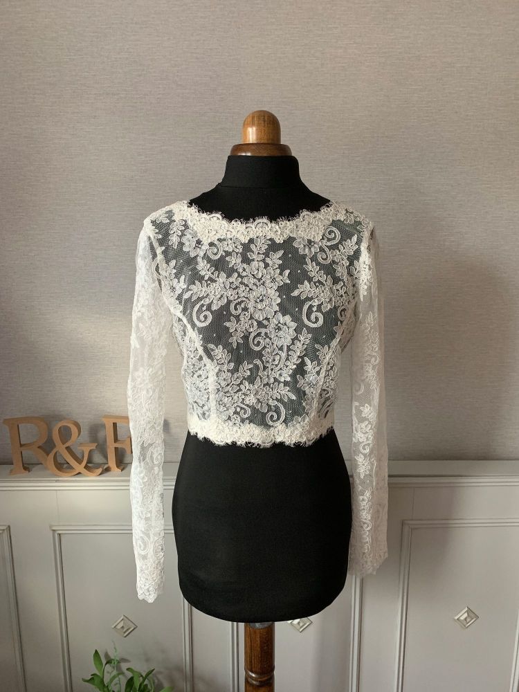 <!-- 009 -->The Elodie Lace topper