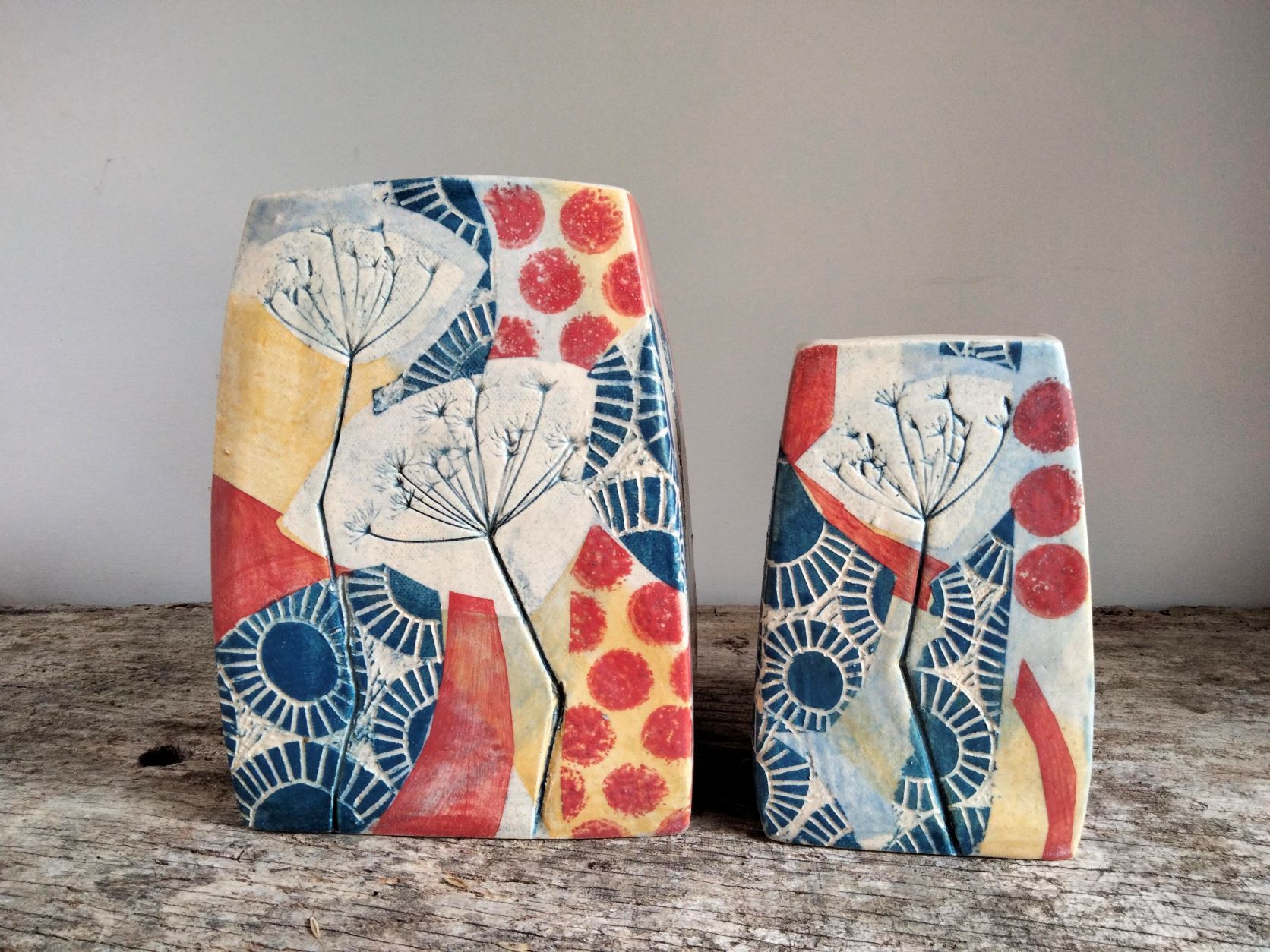 2 red and blue vases