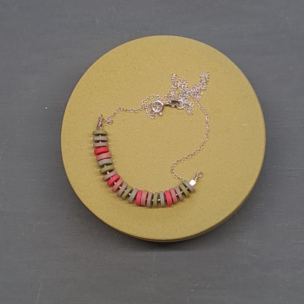 Little Disc Necklace Coral, green and grey