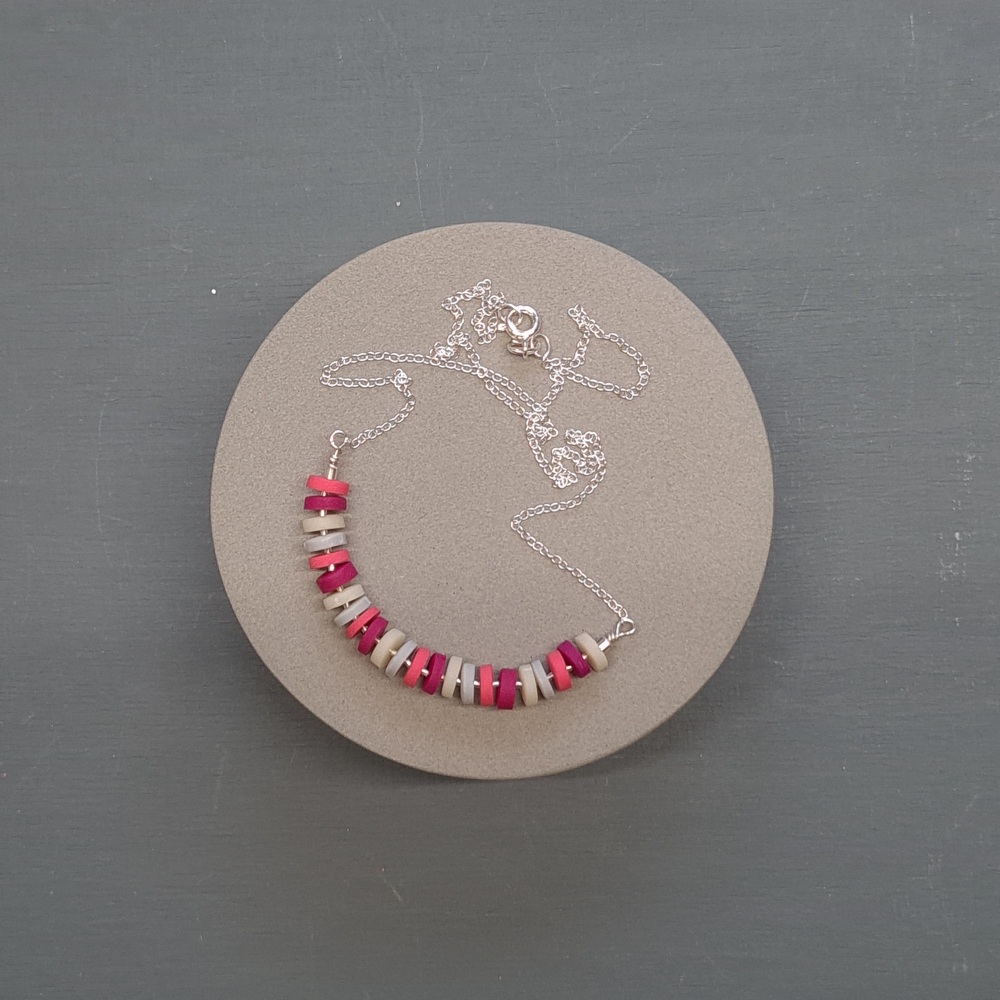 Little Disc Necklace Dark Red, coral and grey