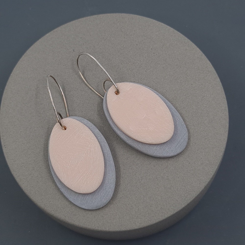 Scratched Oval Earrings in pale grey and blush