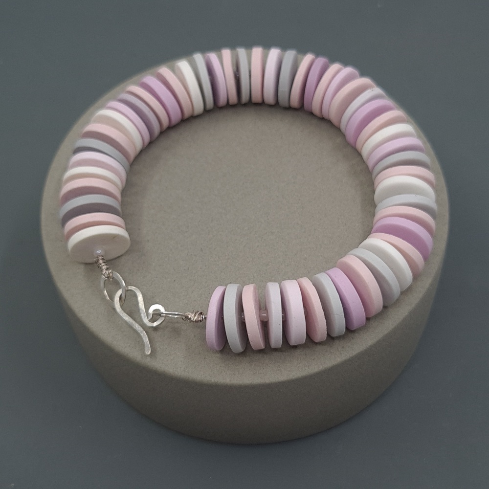 Bracelet with disc beads in lilac, white and grey