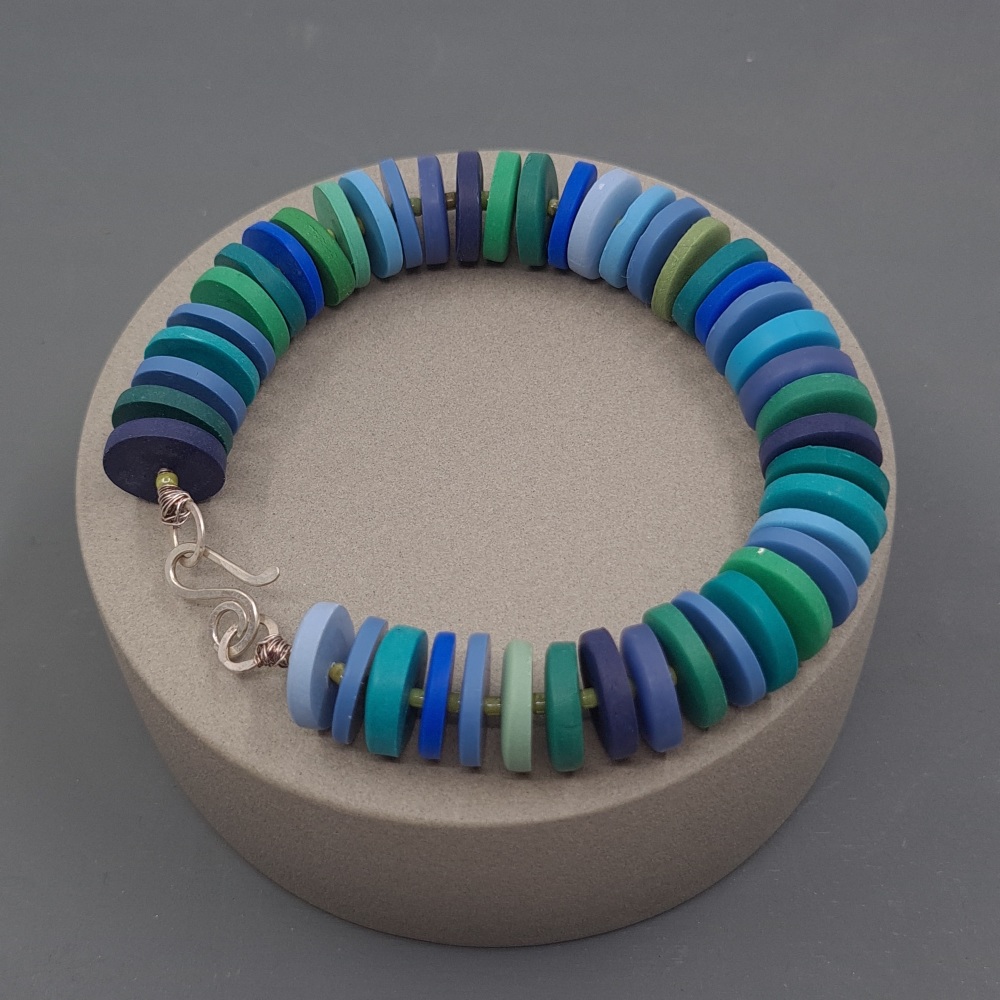 Bracelet with disc beads in blue and greens