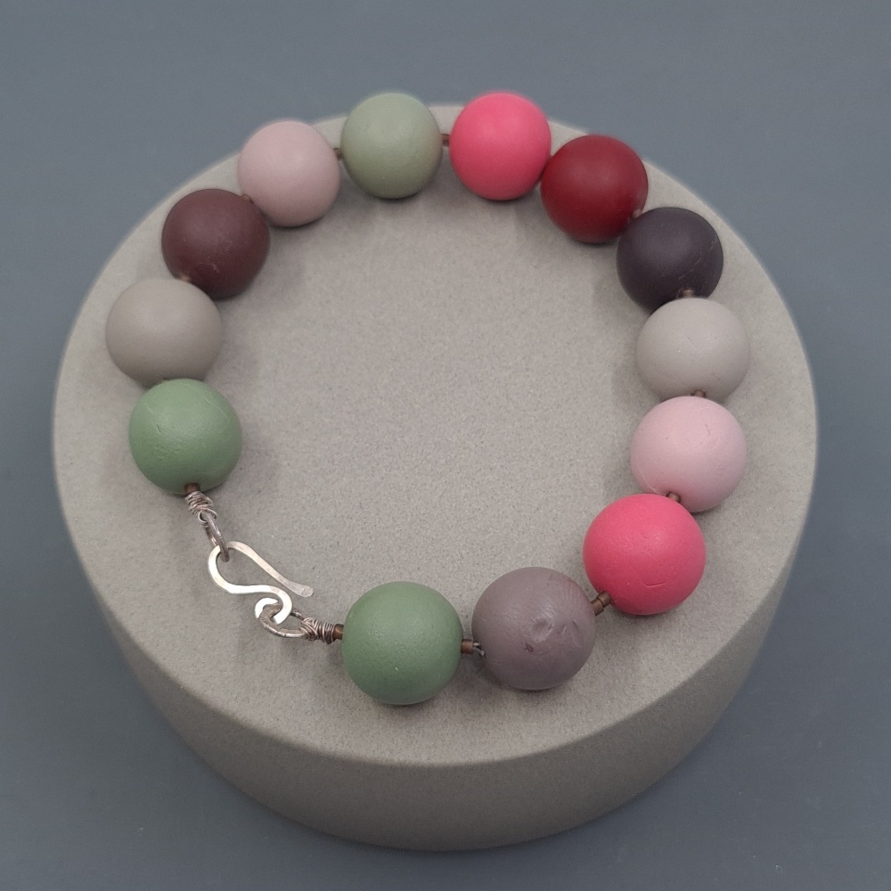Bracelet with round beads in sage green, taupe and pink