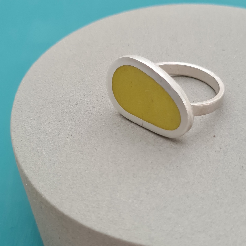 Large Mishape Sulphur Yellow Colour Dot Ring Size R