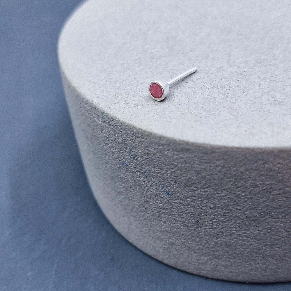 Colour Dot Stud - Solo Tiny Stud Red