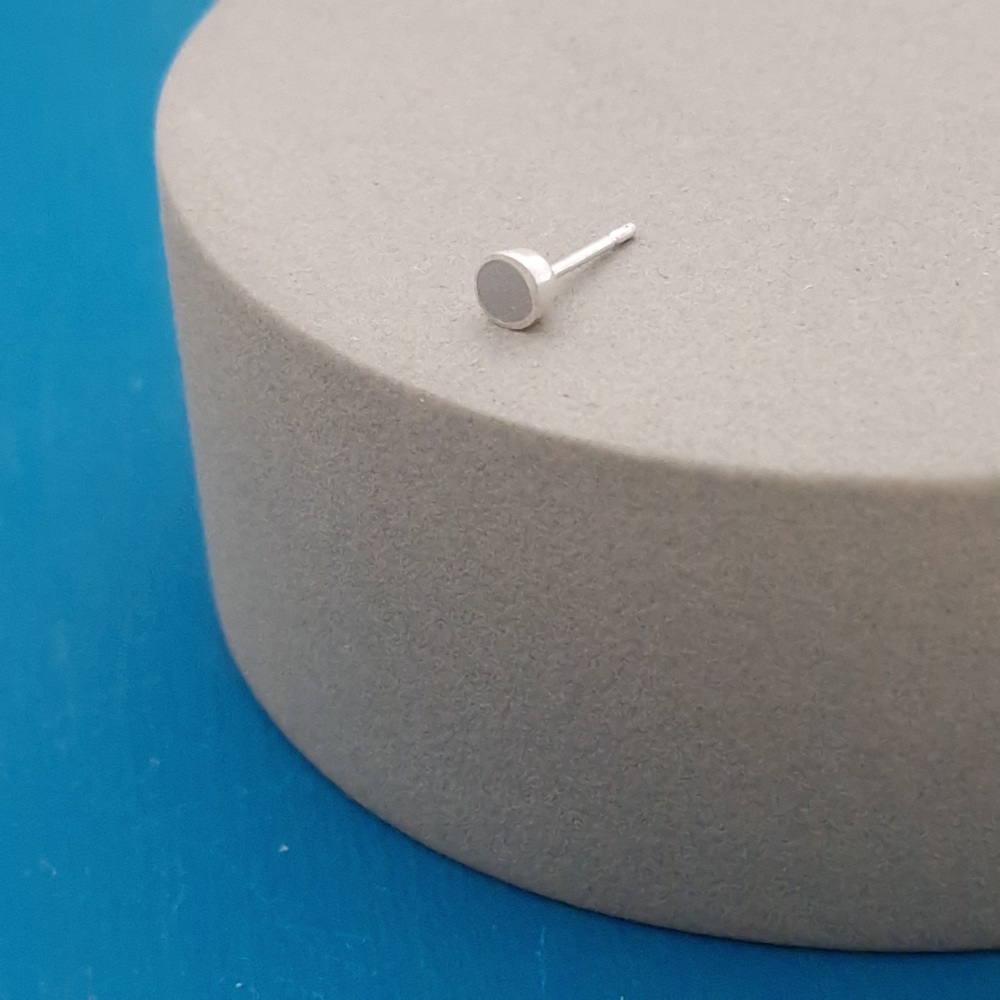 Colour Dot Stud - Solo Small Stud Pale Grey