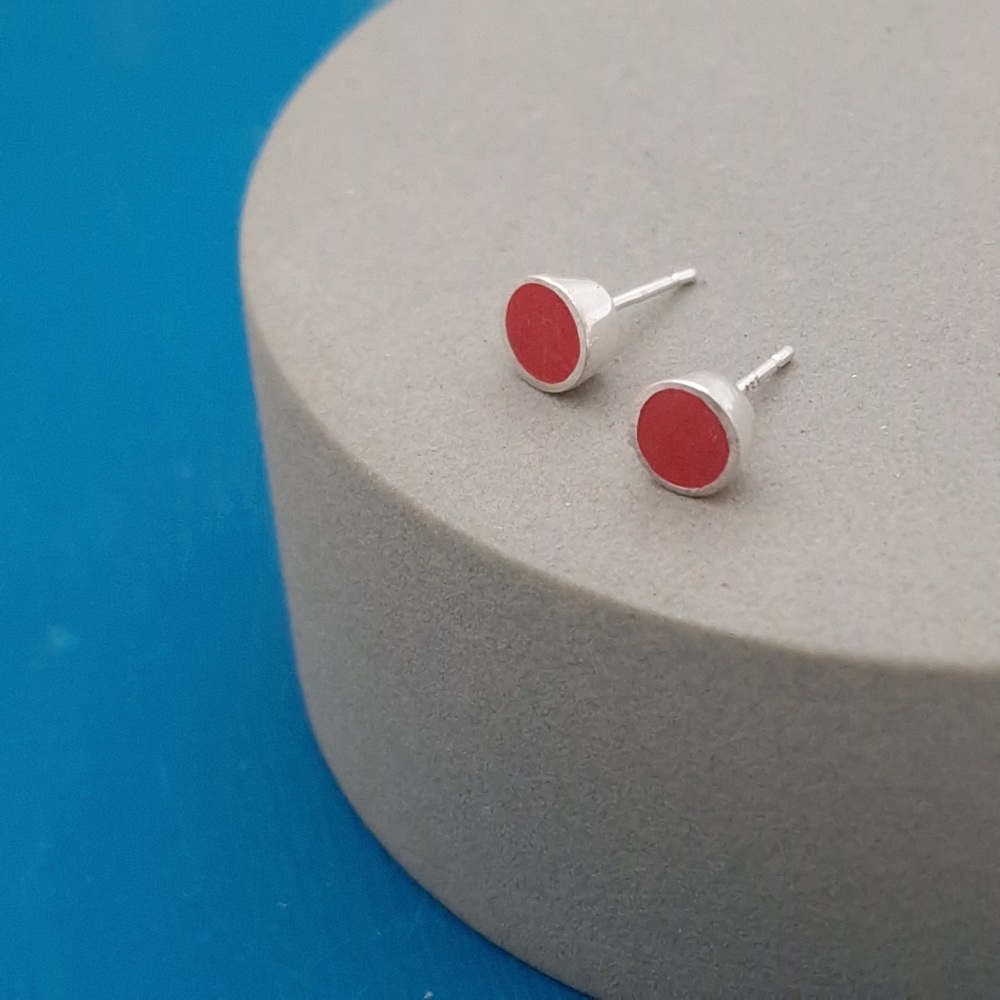 Colour Dot Studs - Medium deep Set Red