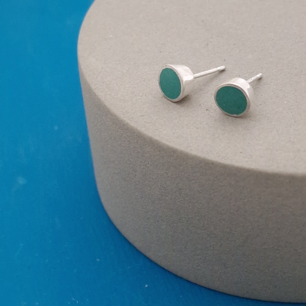 Colour Dot Studs - Medium Deep Set Green