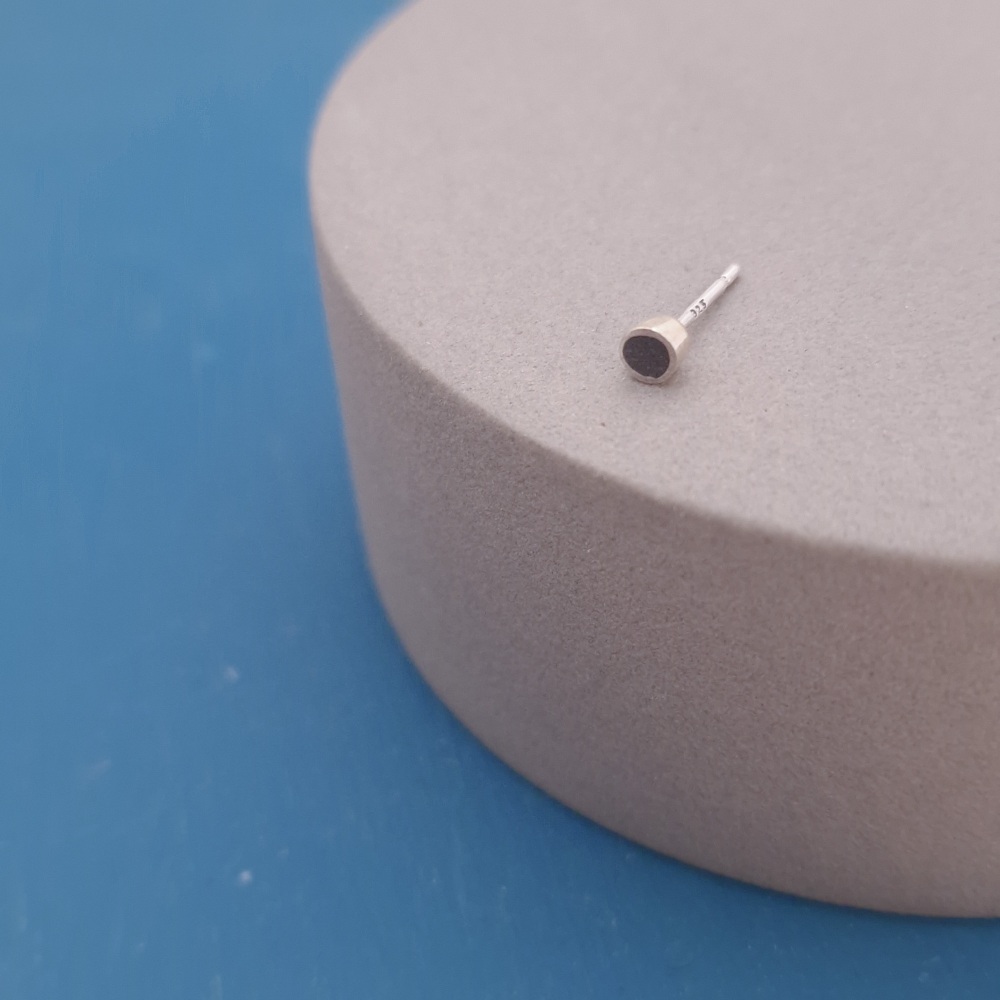 Colour Dot Stud - Solo Tiny Stud Black