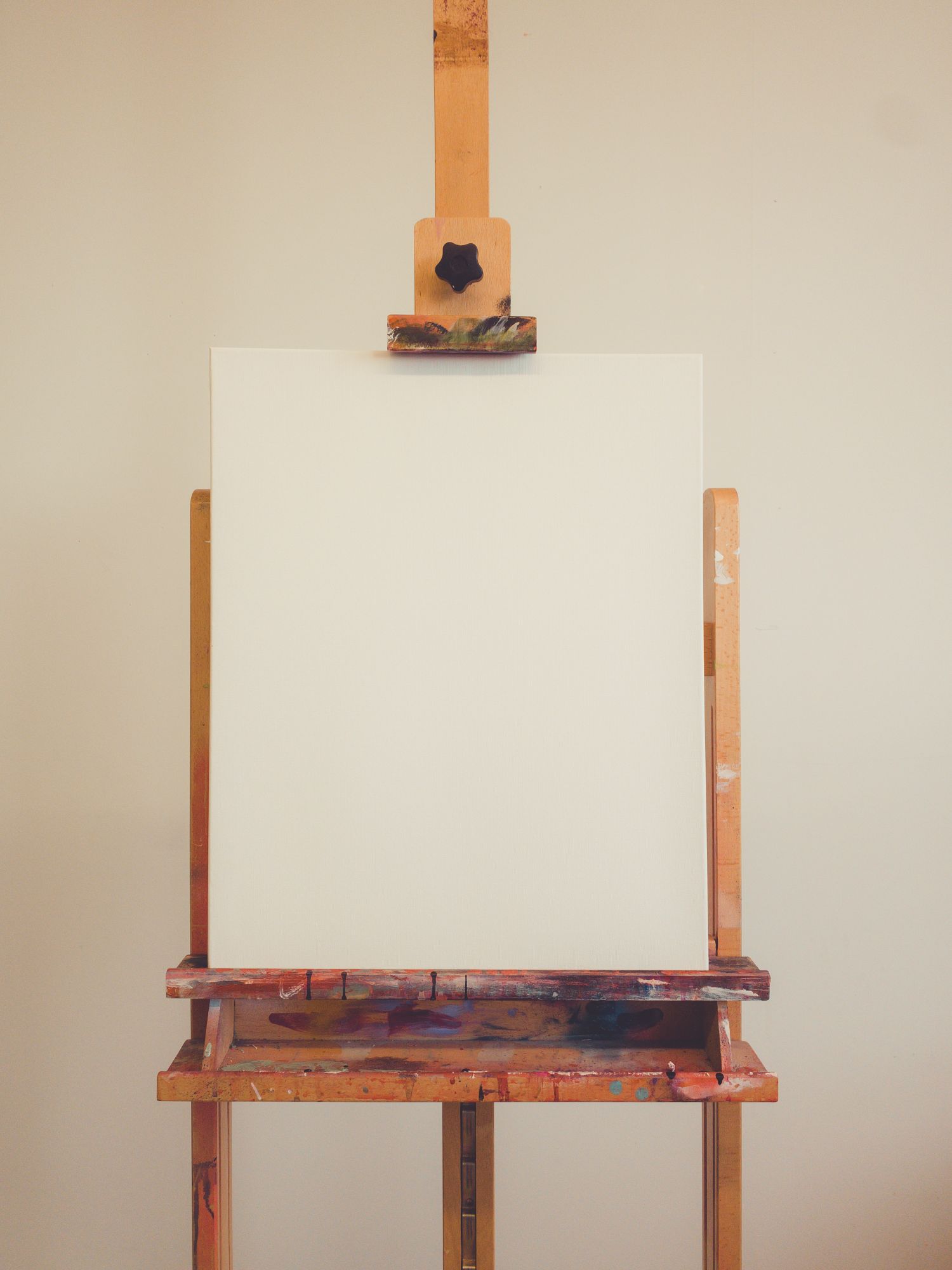 Image of a blank canvas on an easel