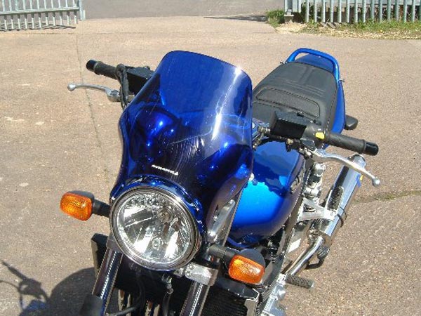 Bugspoiler - Universal Motorcycle Screen for Naked Bikes: Blue 04802C