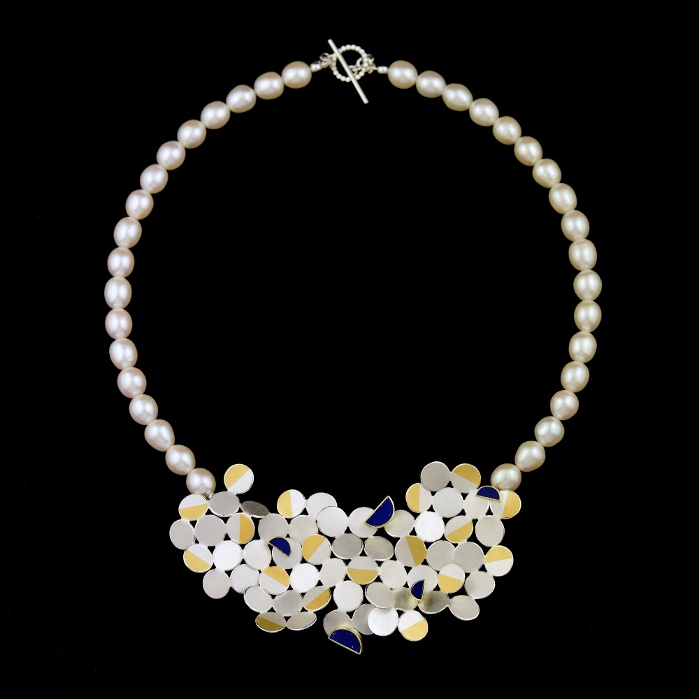 Random pattern pendant necklace with lapis lazuli and pearl