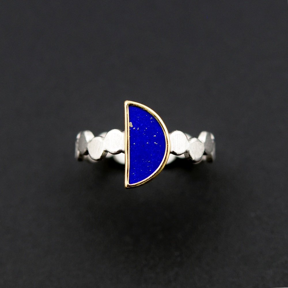 Simple pattern ring with half-moon lapis lazuli
