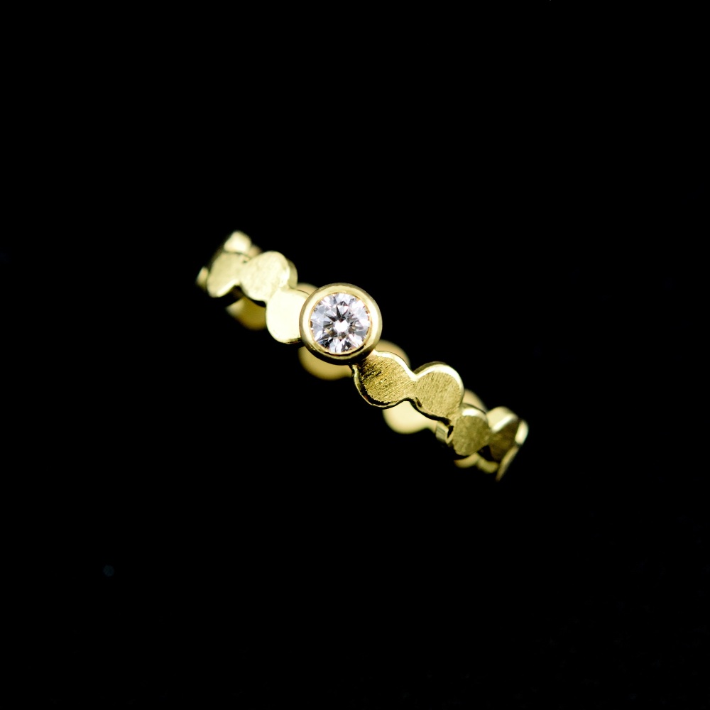Simple pattern gold ring with diamond