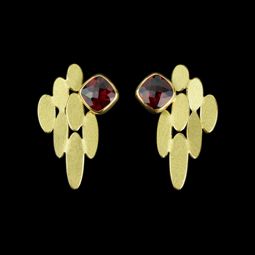 Mixed ovals gold garnet earrings