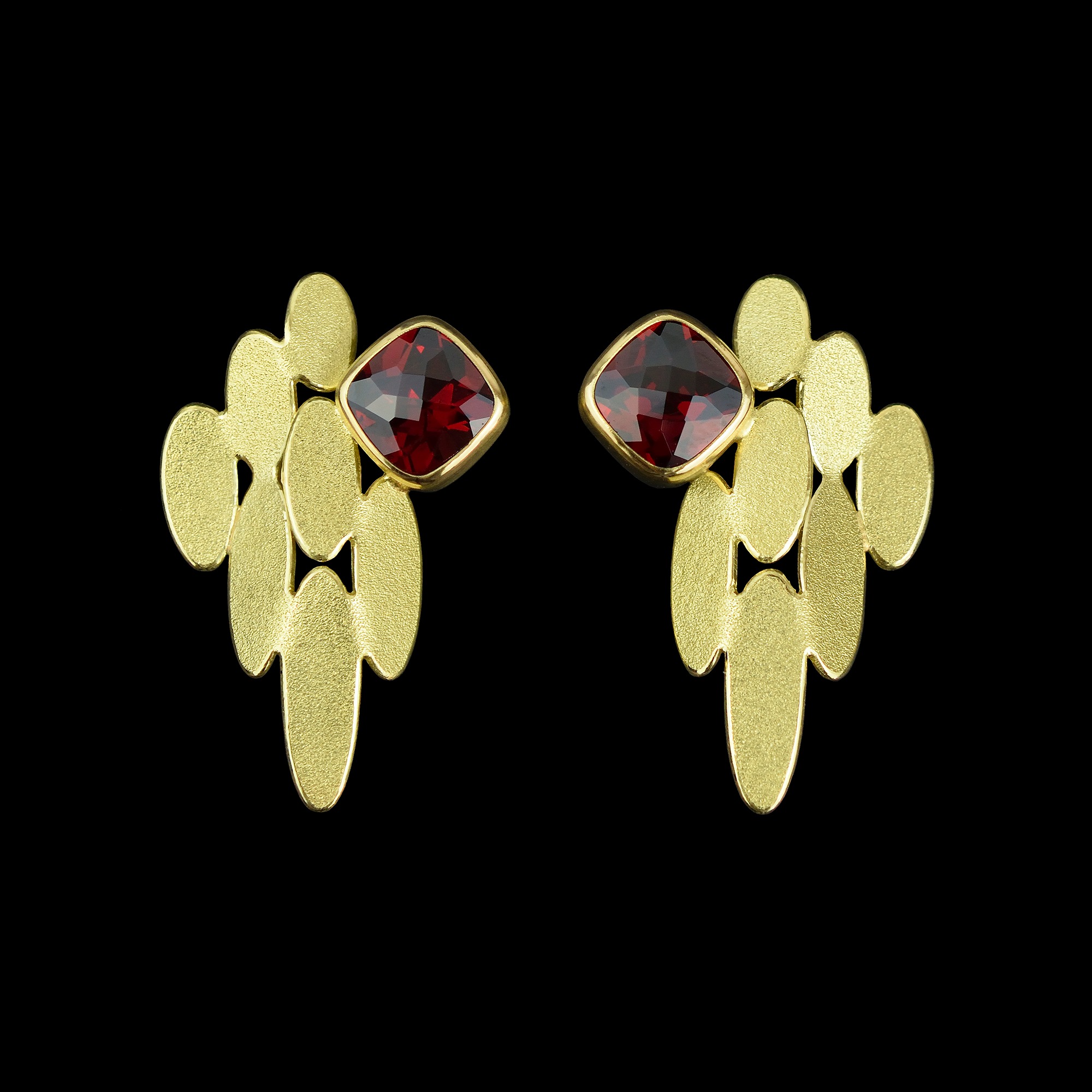 Mixed oval garnet gold earrings