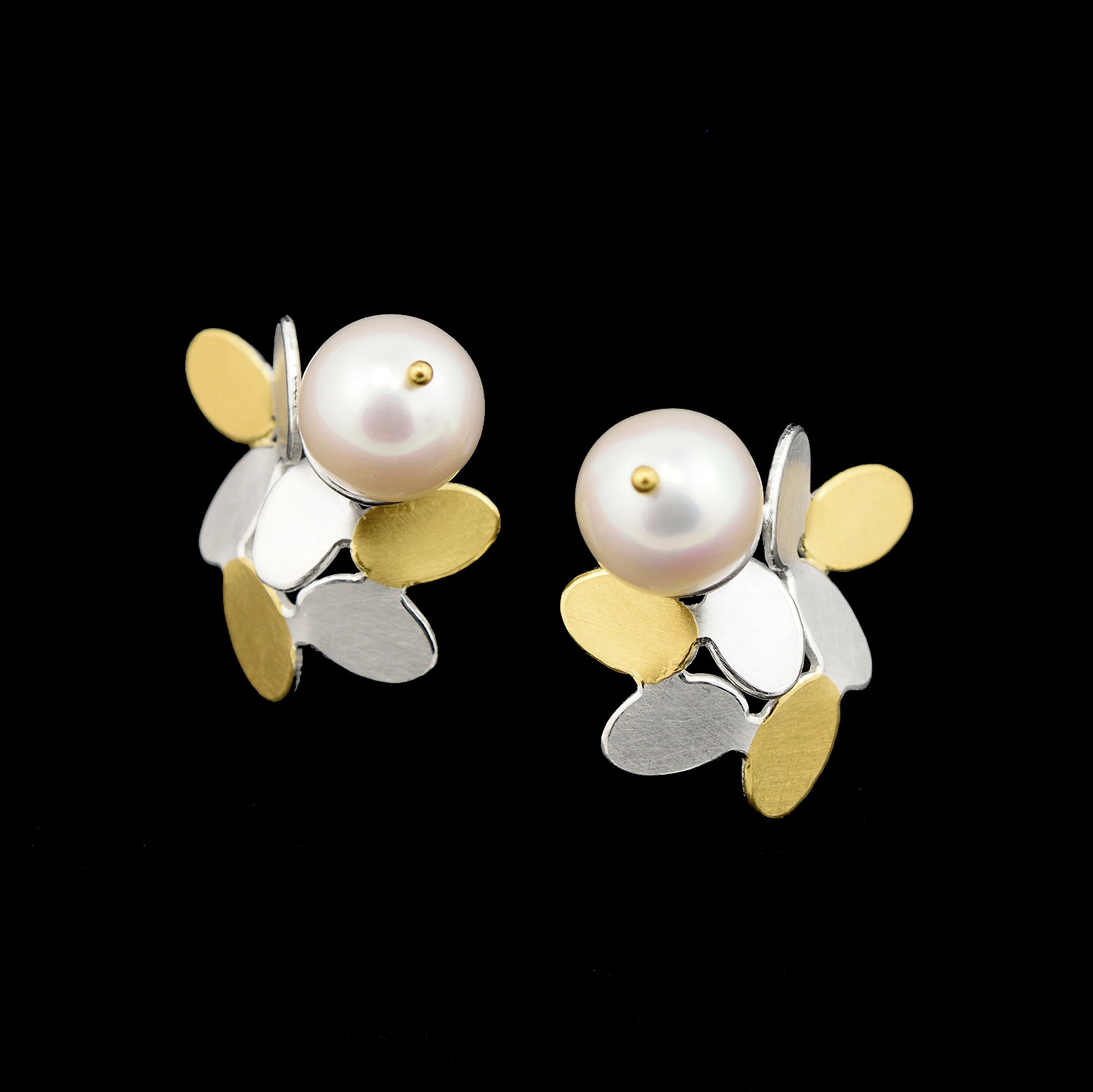 Random pattern pearl earrings