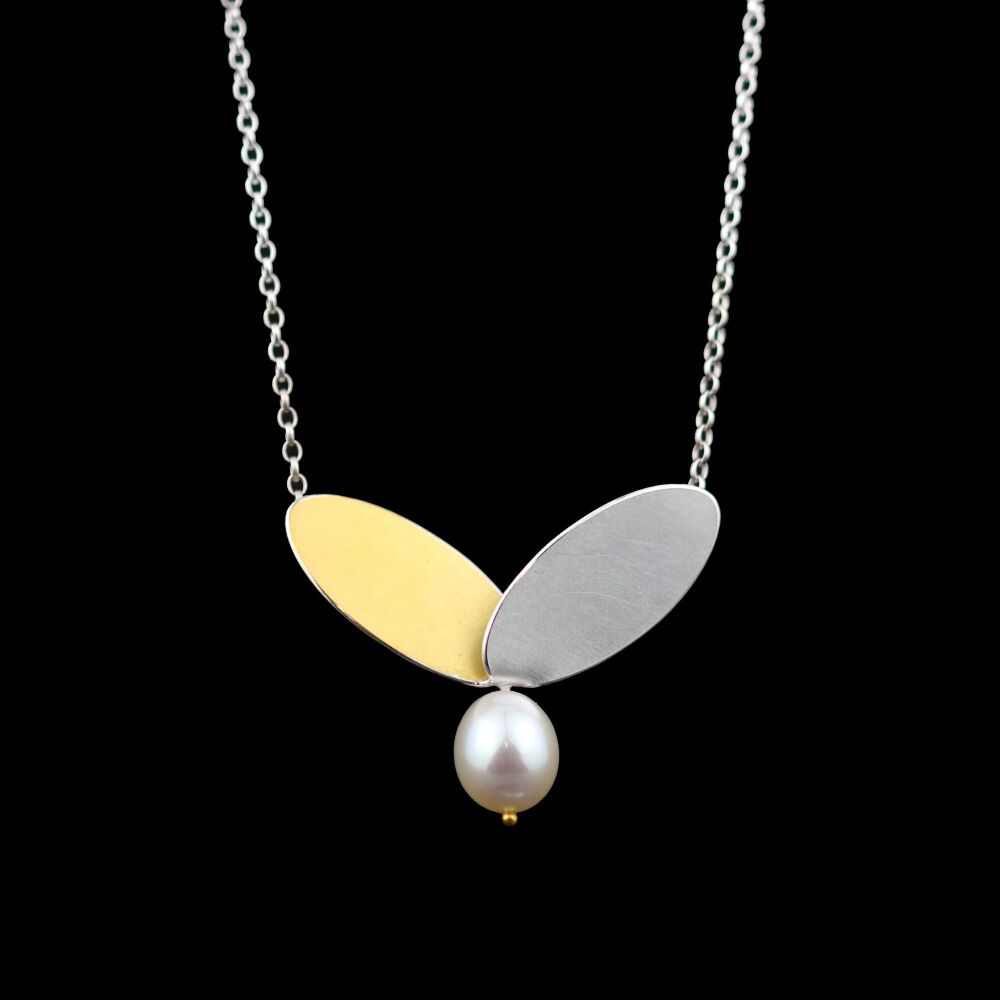 Wing pendant with pearl