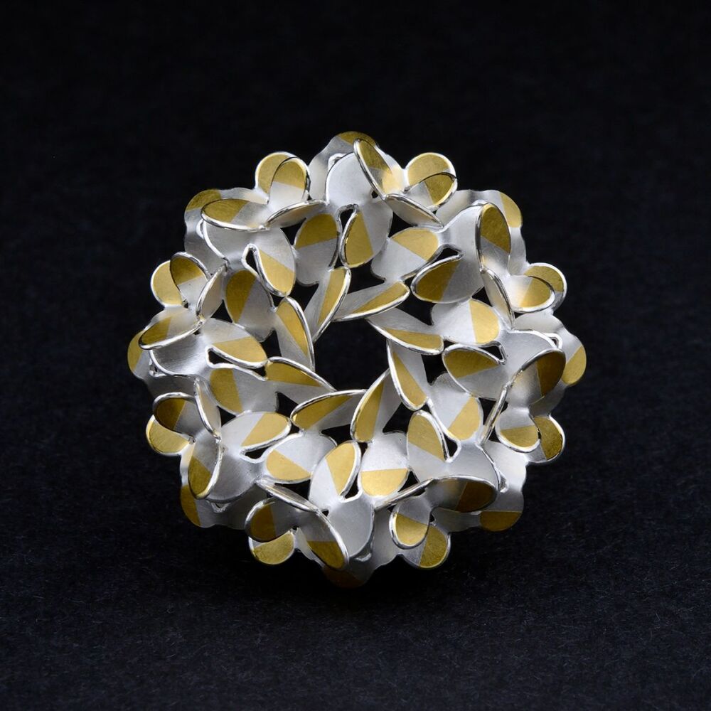 Circular oval flower mini brooch IV