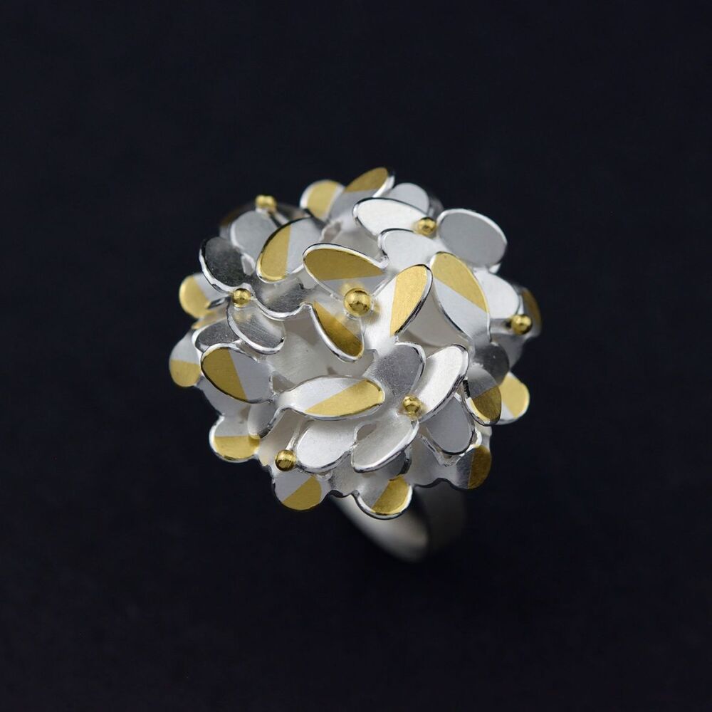 Circular oval flower ring