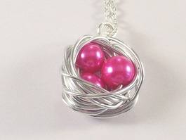 close up of birdsnest necklace