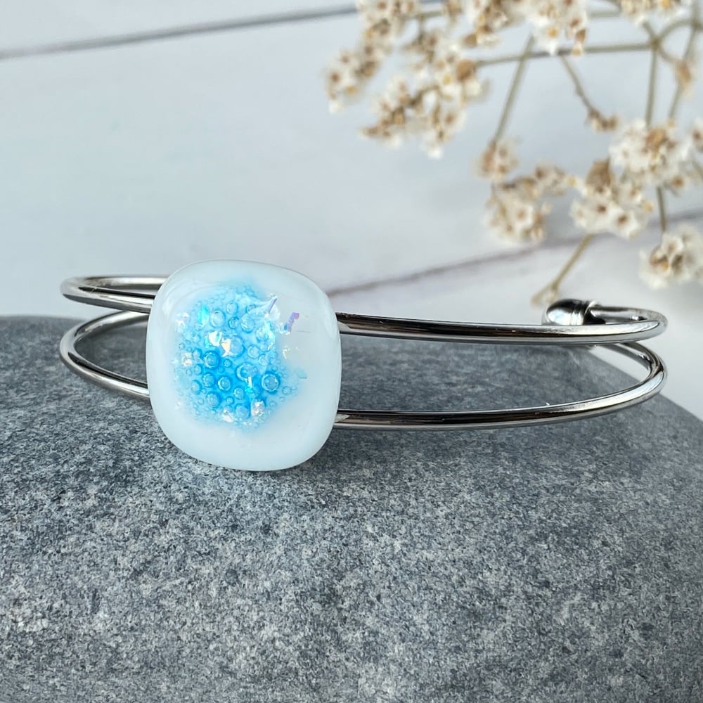 Ocean sparkle bangle, light turquoise, silver-plated.