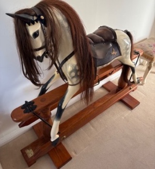 Stevenson Large Dapple 2014 48in mid oak stand logo on blue saddle blanket EX COND