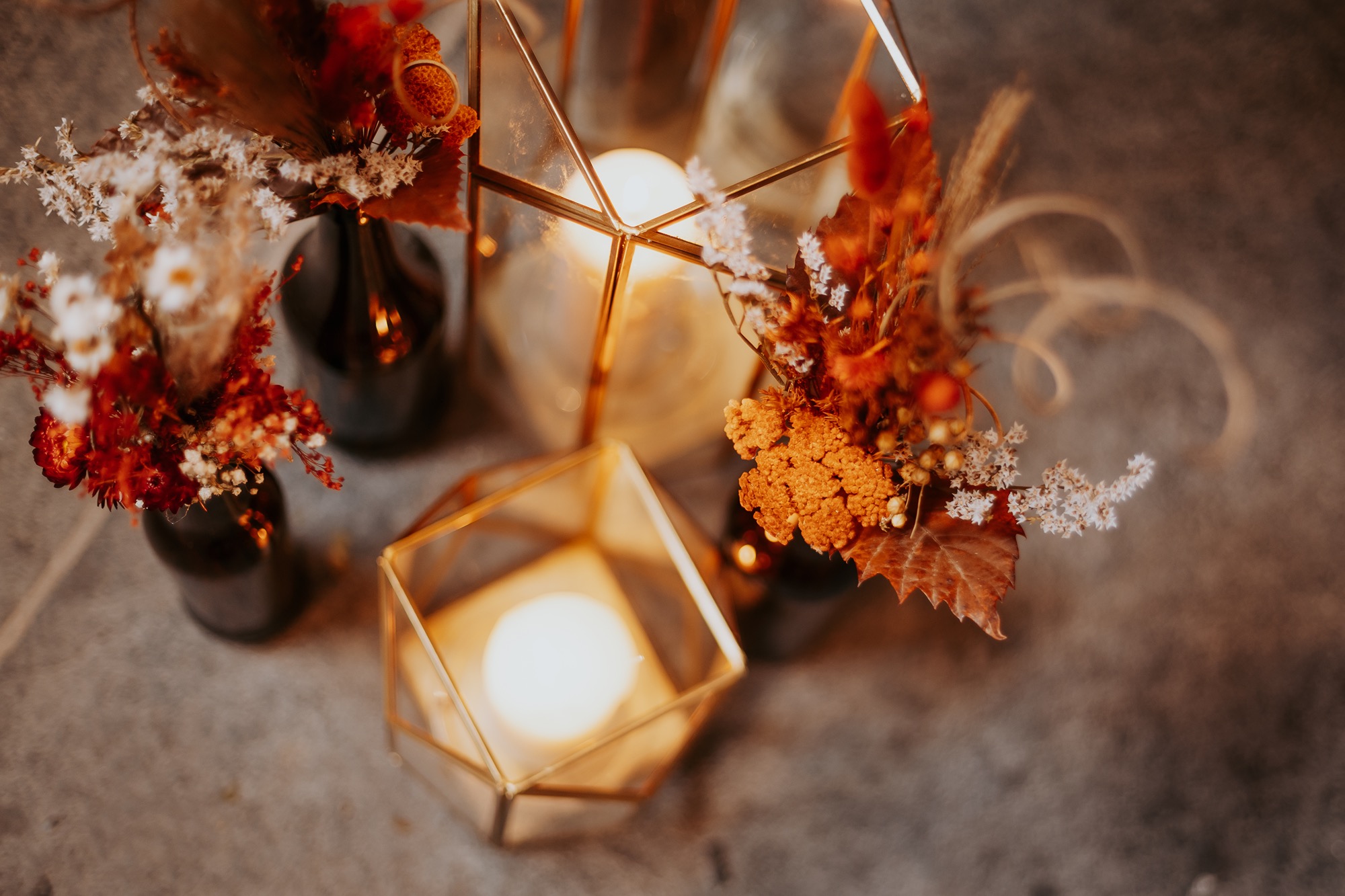 Wedding decor autumnal featuring dried flowers, pinecones, and rust-coloured foliage.
