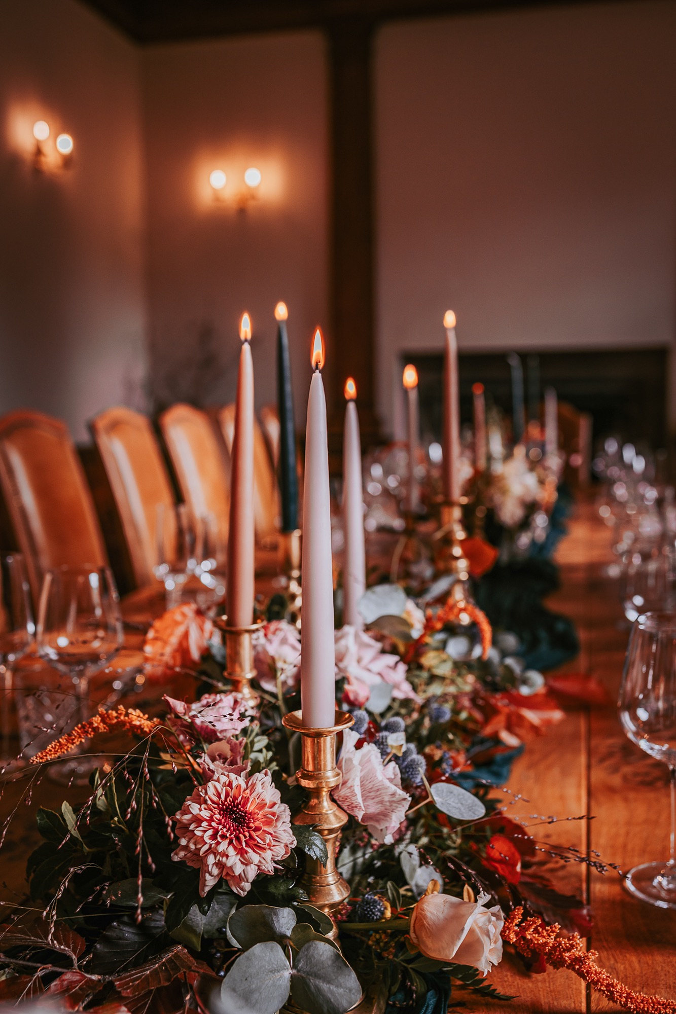 Stunning Autumnal tabelscape in Hoelsfoot house for a wedding celebration
